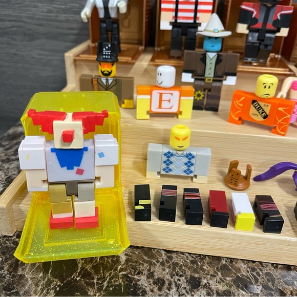 Roblox Figures + extra parts and accessories lot - Picture 4 of 10